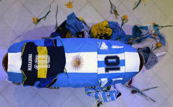 El ataúd de Maradona, en la Casa Rosada (Foto: EFE).