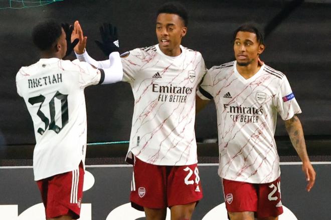 Nketiah, WIllock y Nelsson celebran uno de los goles del Arsenal ante el Molde.