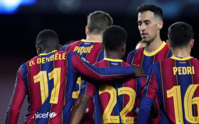 Ansu Fati es felicitado por Pedri y más compañeros tras un gol con el FC Barcelona (Foto: FCB)