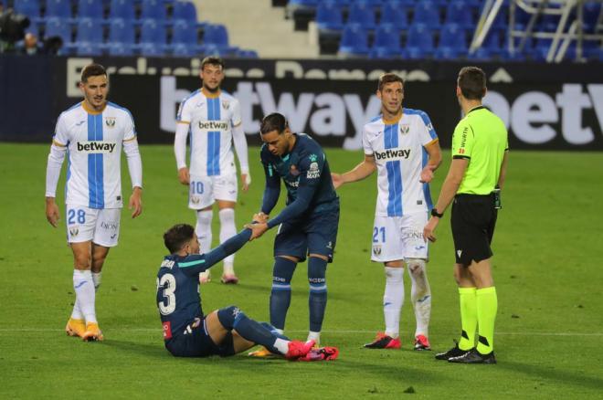 Raúl De Tomás ayuda a levantarse a Embarba en el Leganés-Espanyol (Foto: RCDE).