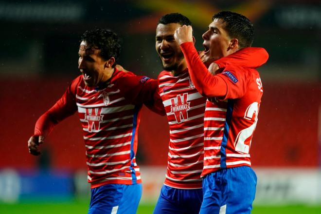 Soro celebra con Luis Suárez y Luis Milla su gol ante el Omonia Nicosia.