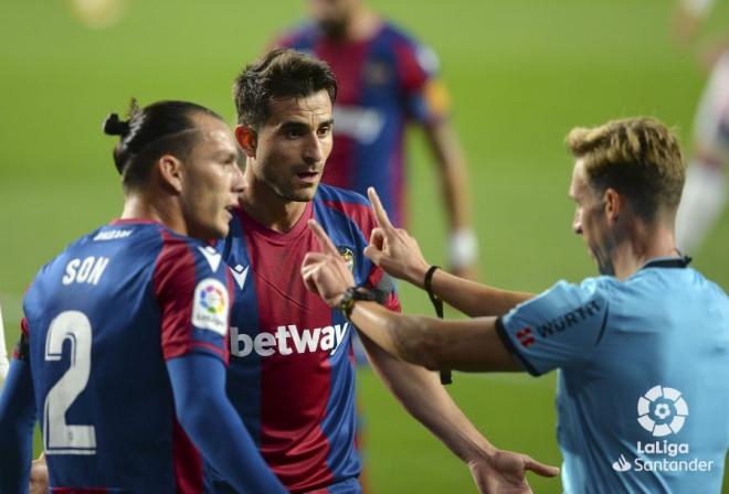 Son y Postigo discuten con el árbitro durante el Real Valladolid-Levante (Foto: LaLiga).