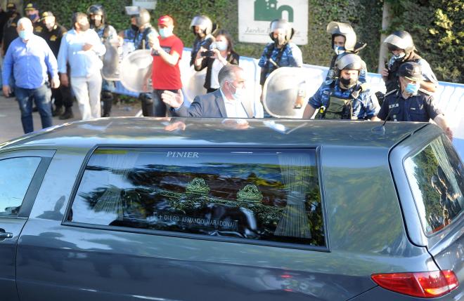 El cortejo fúnebre que transportaba los restos de Maradona.