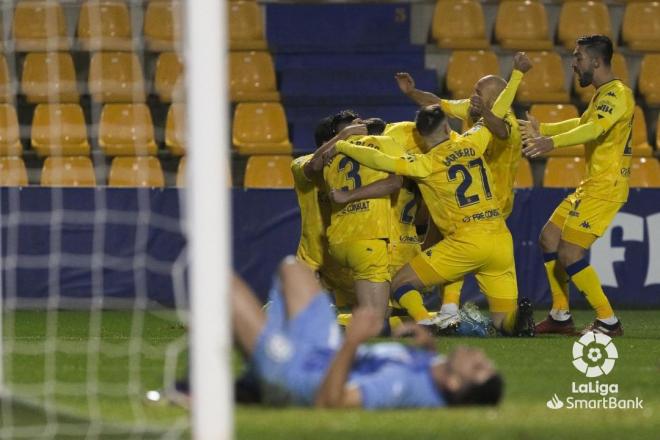 Los jugadores del Alcorcón celebran el gol de Arribas (Foto: LaLiga).