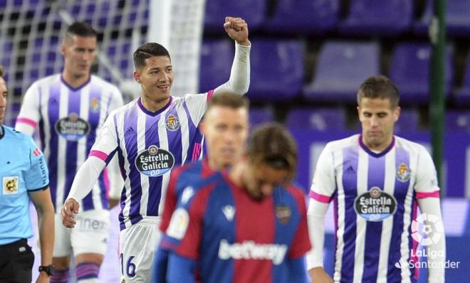 Marcos André celebra su gol en el Pucela-Levante (Foto: LaLiga).