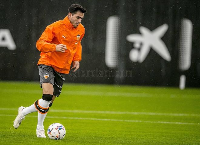 Maxi Gómez podría volver a la titularidad junto a Gayà tras su descanso copero (Foto: Valencia CF)