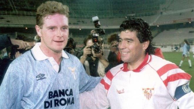Paul Gascoigne y Diego Armando Maradona, antes del Sevilla-Lazio.