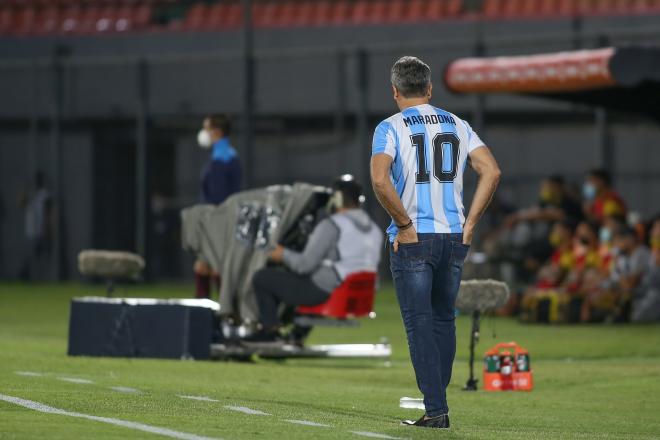 El entrenador de Gremio con la camiseta de Maradona.