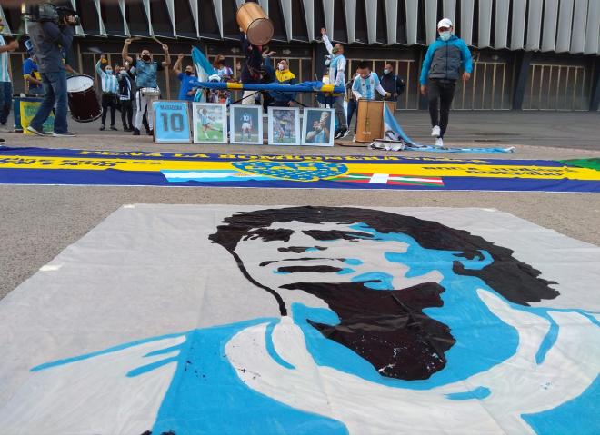 Efigie de Diego Armando Maradona ante el campo de San Mamés, en Bilbao.