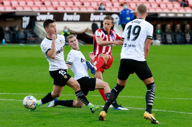 Lato autor del gol en propia puerta en el Valencia-Atlético