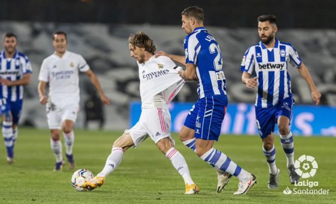 Lejeune agarra a Modric en el Real Madrid-Alavés (Foto: LaLiga).