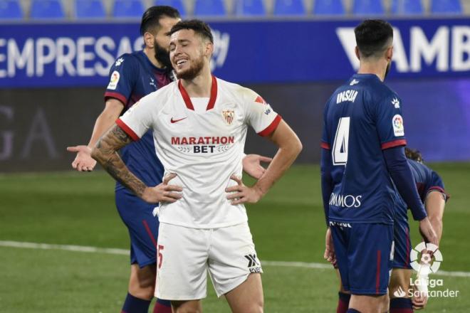 Lucas Ocampos se lamenta de una ocasión fallada en el Huesca - Sevilla. (Foto: LaLiga).