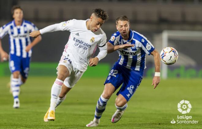 Mariano Díaz y Lejeune buscan un balón en el Real Madrid-Alavés (Foto: LaLiga).