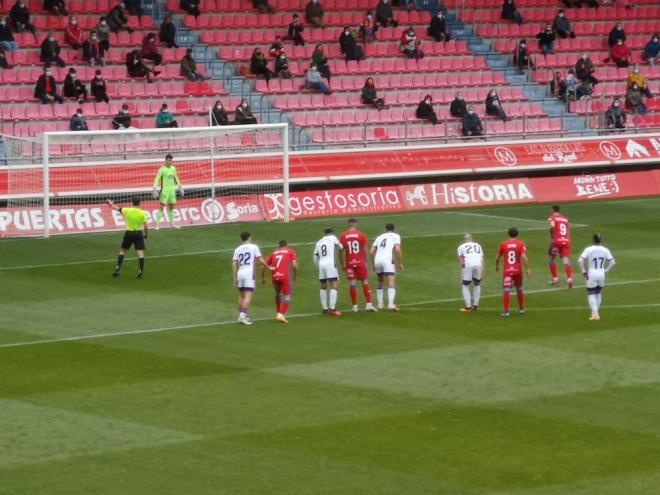 Asier Benito, antes de fallar un penalti ante Gaizka Campos (Foto: CD Numancia).