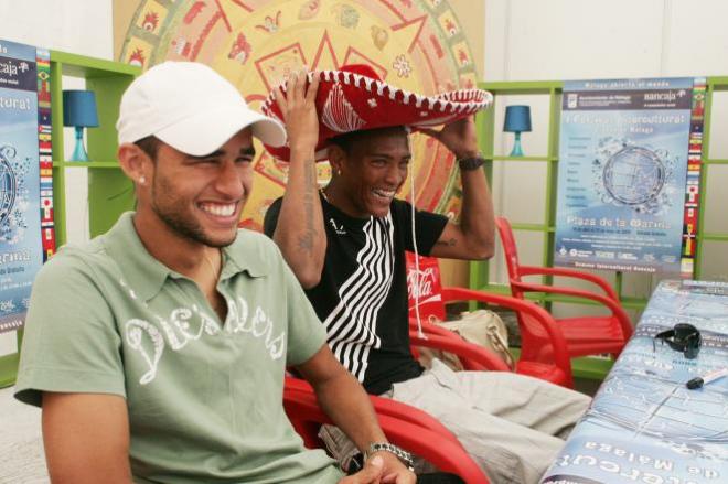 Adriano, con sombrero, en un acto del club con Pablo Barros.