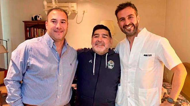 Diego Armando Maradona y Leopoldo Luque posan en una foto.