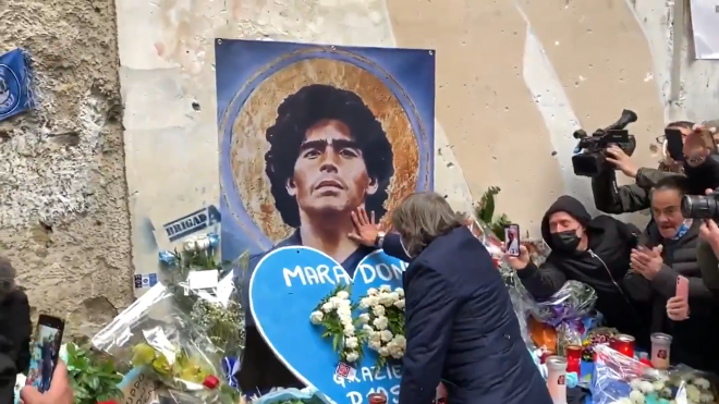 El homenaje de la Roma y Bruno Conti a Diego Armando Maradona en Nápoles.