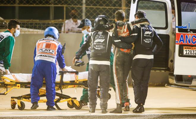 Romain Grosjean (Haas) es ayudado a caminar hacia la ambulancia tras su accidente en el GP de Baré