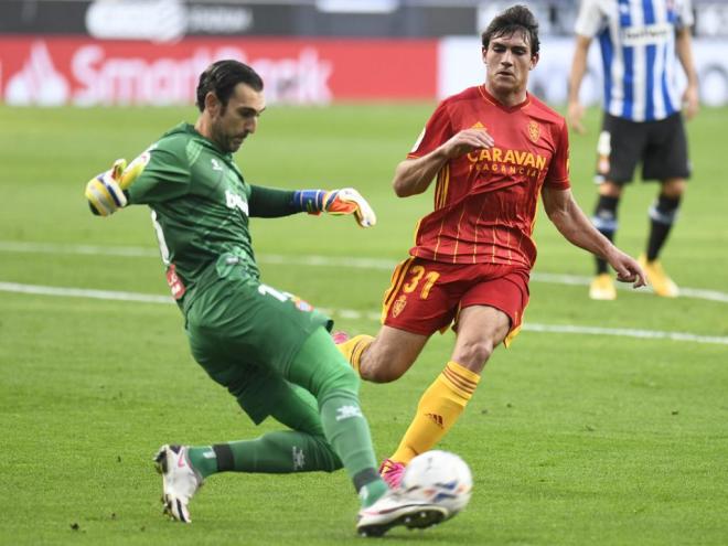 Iván Azón presiona a Diego López durante el partido ante el Espanyol (Foto: Real Zaragoza).