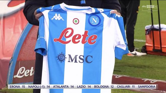 La novedosa camiseta del Nápoles similar a la de la selección Argentina.