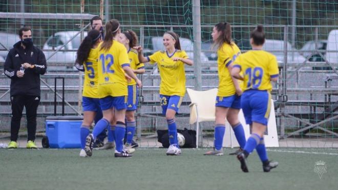 Las jugadoras del Cádiz celebran el gol de Julia Lago (Foto: CCF).