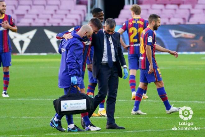 Lenglet se retira lesionado del césped del Camp Nou (Foto: LaLiga). .