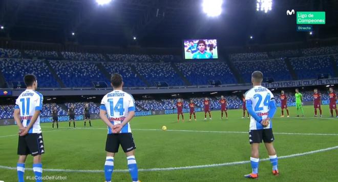 Los jugadores del Nápoles y la Roma guardan minuto de silencio en honor a Maradona.