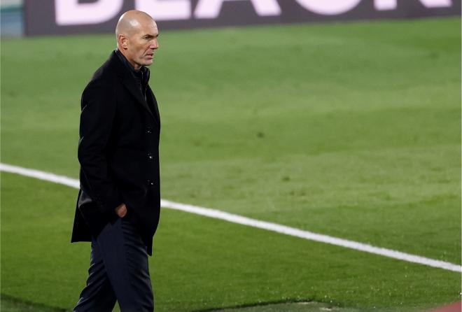 Zidane observa un partido del Real Madrid (Foto: EFE).