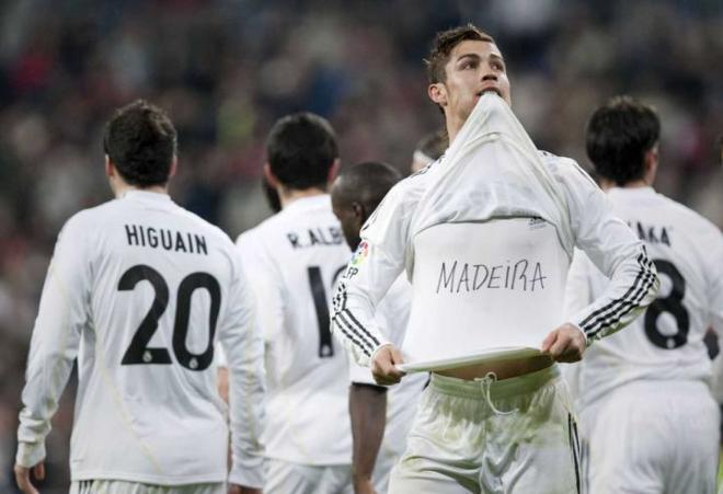 Cristiano Ronaldo y su camiseta en apoyo a Madeira.