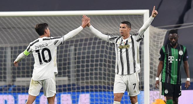 Cristiano Ronaldo celebra con Dybala un gol de la Juventus (Foto: EFE).