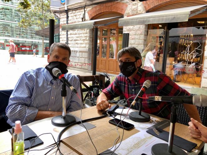 Juan Elejalde y José Manuel Monje con mascarilla y gel en la tertulia de los viernes de Onda Vasca.