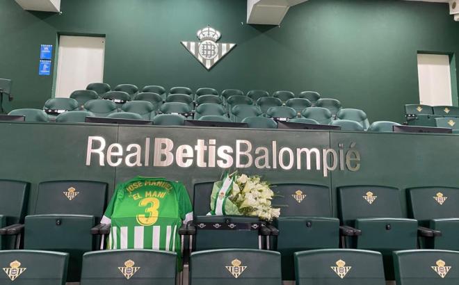 Homenaje del club a 'El Mani' (Foto: Real Betis).