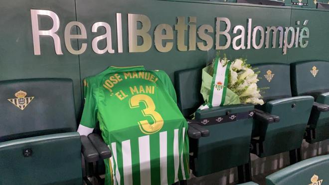 Homenaje del club a 'El Mani' (Foto: Real Betis).