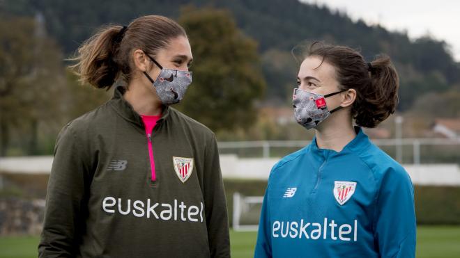 Las jugadoras Amaia Peña y Ane Azkona posan con las mascarillas solidarias (Foto: Athletic Club).