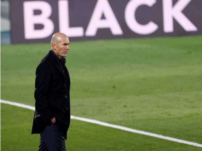 Zinedine Zidane observa un partido del Real Madrid (Foto: EFE).