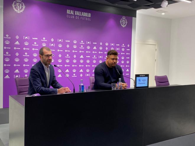 David Espinar y Ronaldo Nazário, en la sala de prensa del Estadio José Zorrilla.