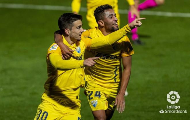 Ramón celebra su gol ante el Fuenlabrada con Benkhemassa (Foto: LaLiga).