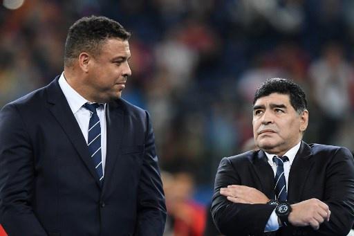 Ronaldo y Maradona, juntos en un acto.