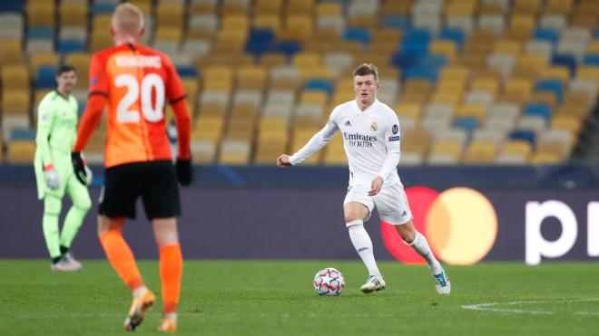 Toni Kroos busca un compañero durante el Shakhtar-Real Madrid (Foto: RMCF).