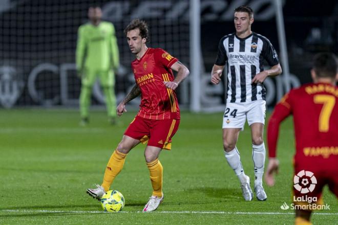 Eguaras conduce el balón en Castalia (Foto: LaLiga).