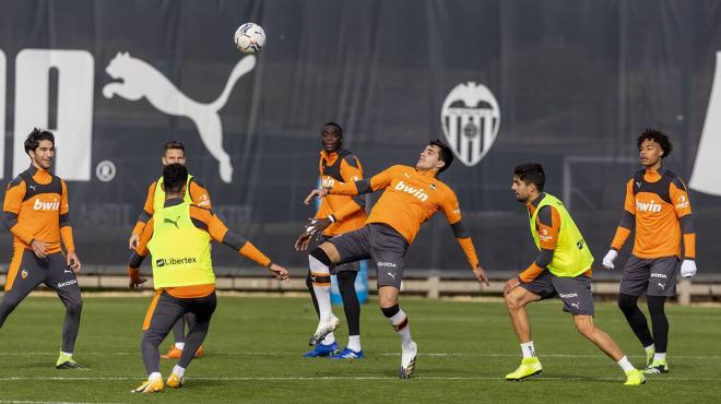 El Valencia CF se entrena en Paterna y Gracia probó un primer once titular (Foto: Valencia CF)