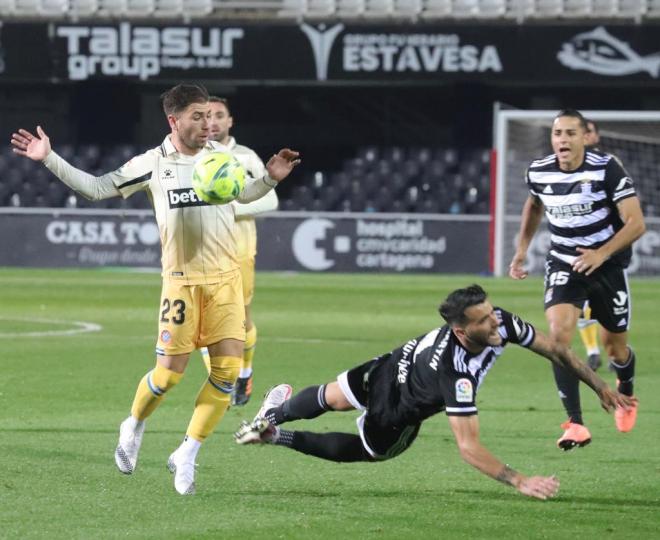 Embarba controla un balón durante el Cartagena-Espanyol (Foto: RCDE).