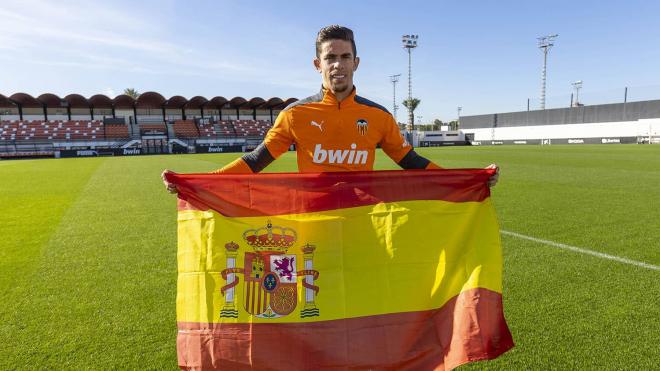 Gabriel Paulista con la bandera de España (Foto: Valencia CF)