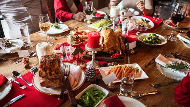 Mesa dispuesta para una comida de Navidad (Foto: EFE).