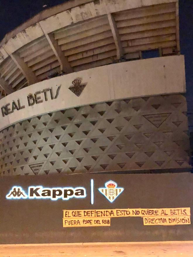 Pancartas contra la directiva del Betis (Foto: Twitter).