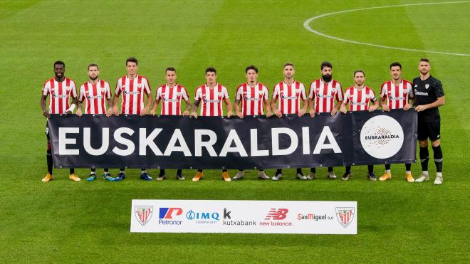 Los jugadores del Athletic Club posaron con una pancarta del Euskaraldia (Foto: Athletic Club).