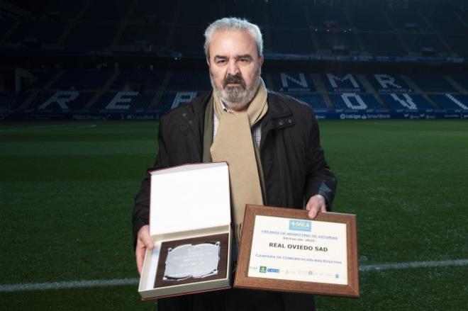 Manuel Paredes, presidente del Real Oviedo, posa con el premio (Foto: Real Oviedo)
