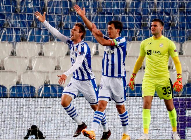 Monreal y Oyarzabal piden penalti en el Real Sociedad-Rijeka (Foto: EFE).
