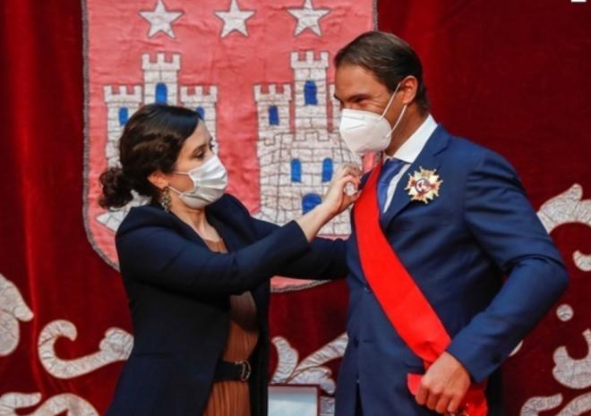 Rafa Nadal recibe de la alcaldesa de Madrid, Díaz Ayuso, la Gran Cruz de la Orden del Dos de Mayo