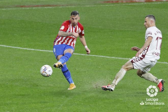 Ocasión de Álvaro Vázquez en un partido con el Real Sporting (Foto: LaLiga).
